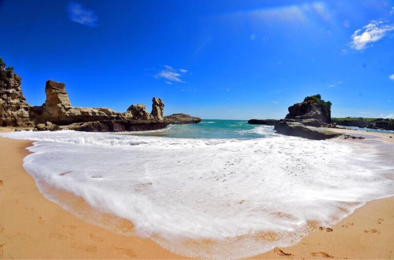 Ombak besar, pasir putih, dan bentang pantai yang indah adalah salah satu ciri d...