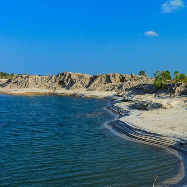 Panorama indah Danau Kaolin sekilas mengingatkan kita pada pesona Kawah Putih di...