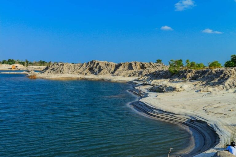 Panorama indah Danau Kaolin sekilas mengingatkan kita pada pesona Kawah Putih di...