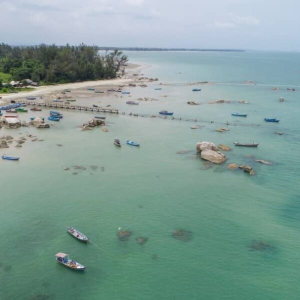 Panoramanya menggoda bukan? Pantai Penyusuk yang sangat cantik, alami dan bukan ...