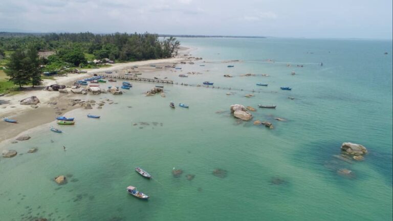 Panoramanya menggoda bukan? Pantai Penyusuk yang sangat cantik, alami dan bukan ...