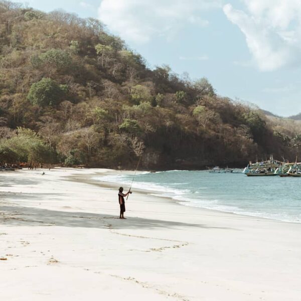 Pantai Papuma yang merupakan singkatan dari Pantai Pasir Putih Malikan ini bisa ...