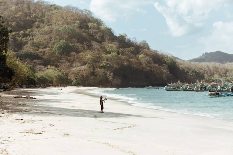 Pantai Papuma yang merupakan singkatan dari Pantai Pasir Putih Malikan ini bisa ...