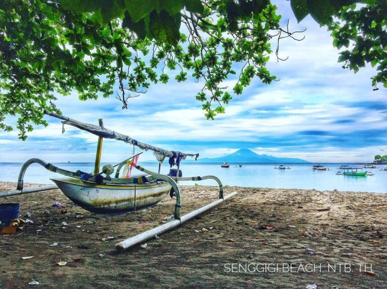 Pantai Senggigi salah satu pantai paling terkenal di Lombok. Alternatif liburan ...