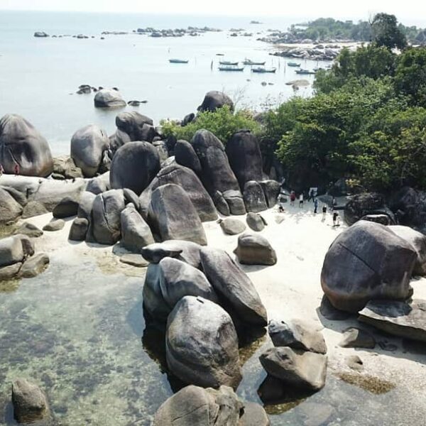 Pantai Tanjung Tinggi Belitung ini memberikan perpaduan yang mempesona dengan ha...