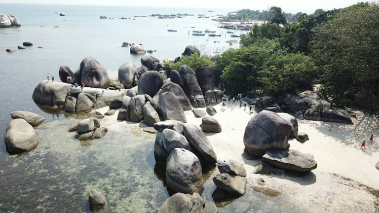 Pantai Tanjung Tinggi Belitung ini memberikan perpaduan yang mempesona dengan ha...