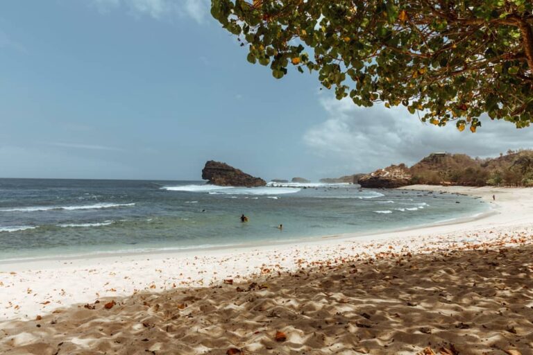 Pantai Watu Karung merupakan surga para peselancar. Meski pantai ini letaknya cu...