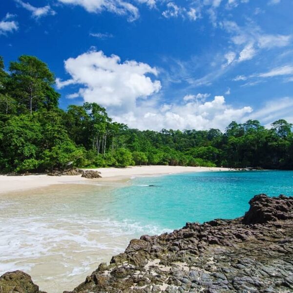 Pantai cantik di Banyuwangi ini mirip dengan Maya Bay-nya Thailand di Pulau Phi ...