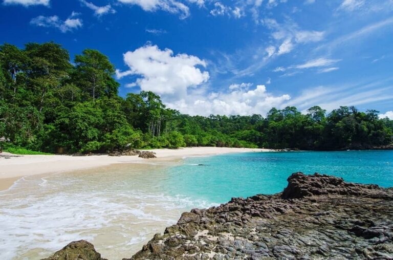 Pantai cantik di Banyuwangi ini mirip dengan Maya Bay-nya Thailand di Pulau Phi ...