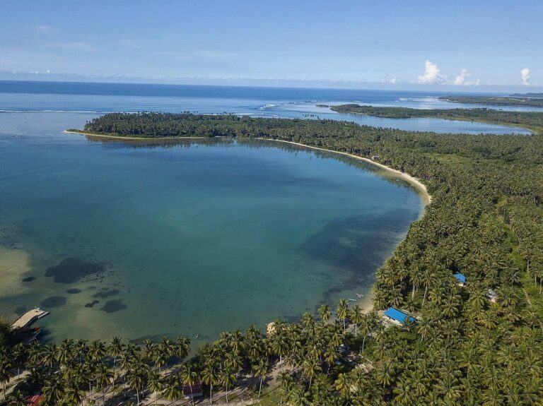 Pantai dengan banyak pohon kelapa ini berada di Nias Selatan. Pantai Baloho nama...
