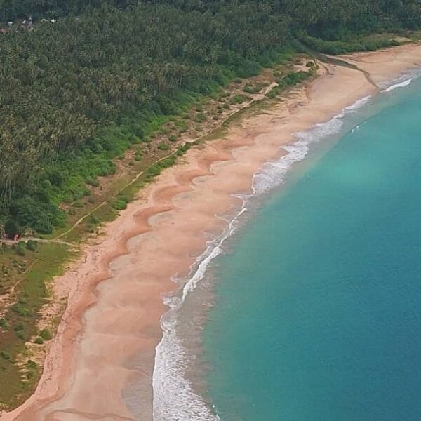 Pantai dengan pasir berwarna merah muda ini berada di Desa Ombolata Kecamatan Af...