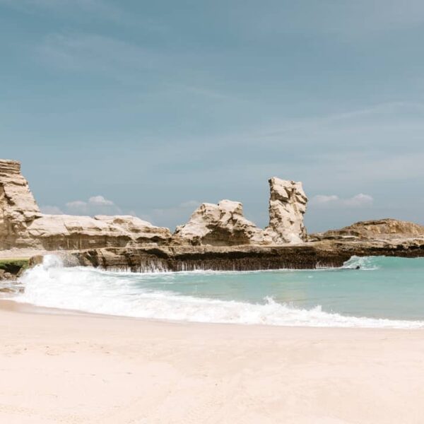 Pantai ini punya keunikan yang kerap di sebut dengan “Seruling Laut”. Seruling l...