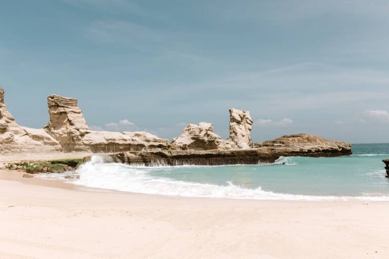 Pantai ini punya keunikan yang kerap di sebut dengan “Seruling Laut”. Seruling l...