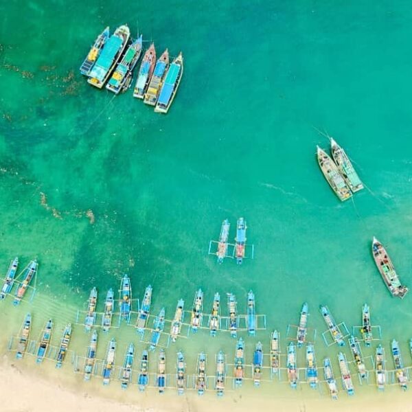Pantai ‘penyendiri’, Pantai Ujung Genteng di Pesisir Selatan Pasundan. Tempat pe...