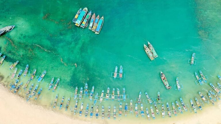 Pantai ‘penyendiri’, Pantai Ujung Genteng di Pesisir Selatan Pasundan. Tempat pe...
