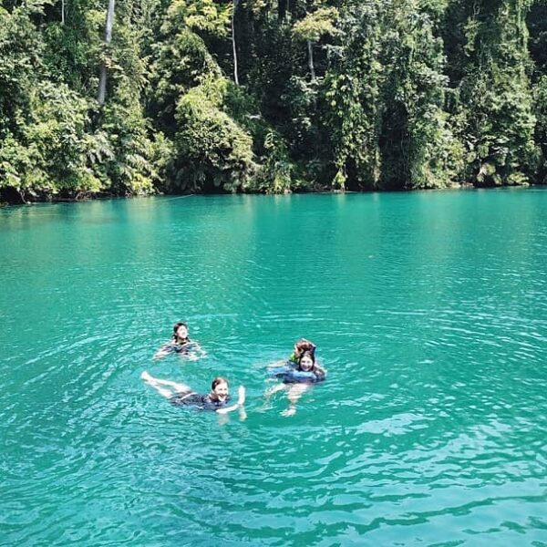 Pantulan matahari membuat danau berair jernih ini terlihat seperti cermin. Konon...