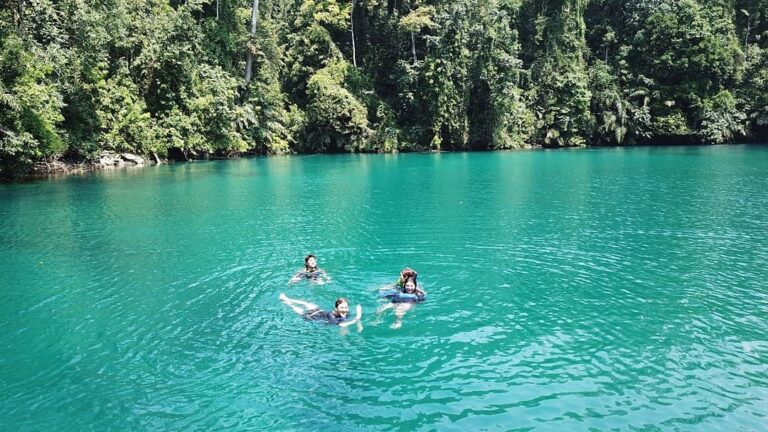 Pantulan matahari membuat danau berair jernih ini terlihat seperti cermin. Konon...