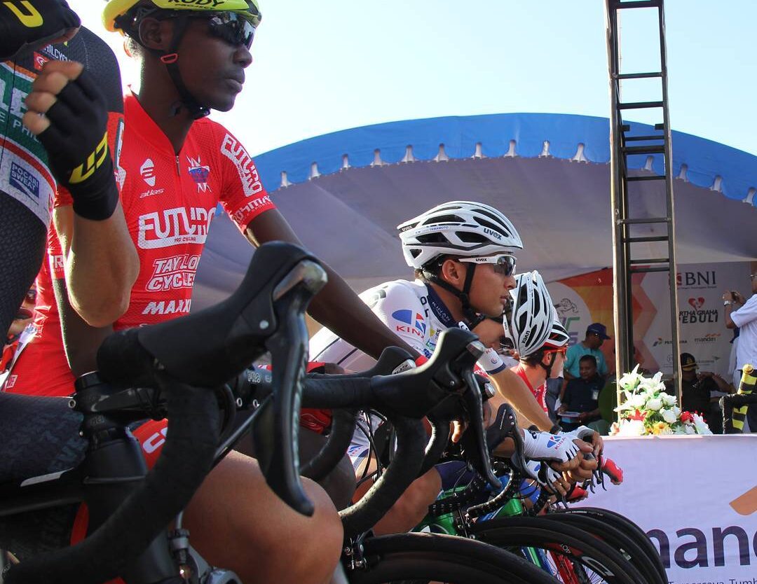 Para peserta Tour de Flores 2017 sedang bersiap di garis start etape 1, Larantuk...