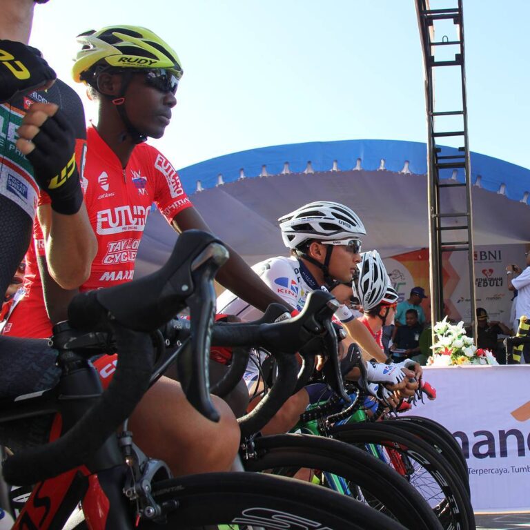 Para peserta Tour de Flores 2017 sedang bersiap di garis start etape 1, Larantuk...
