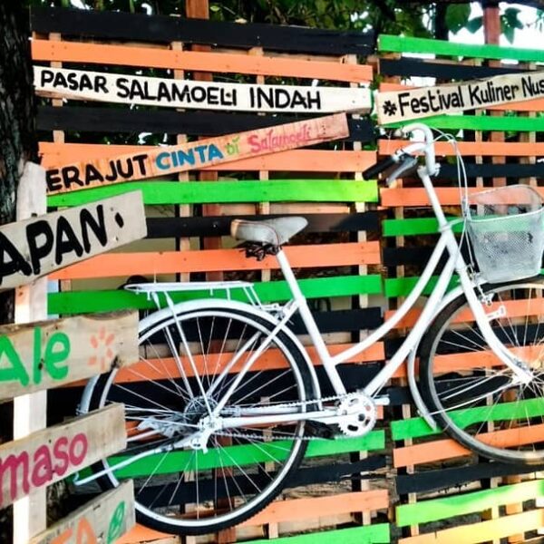 Pasar Salamoeli Indah ini berlokasi di Desa Suli Bawah, Kecamatan Salahutu, Malu...