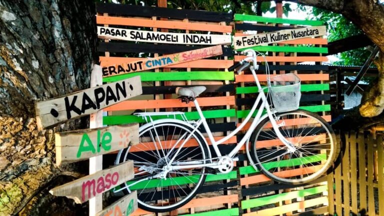 Pasar Salamoeli Indah ini berlokasi di Desa Suli Bawah, Kecamatan Salahutu, Malu...