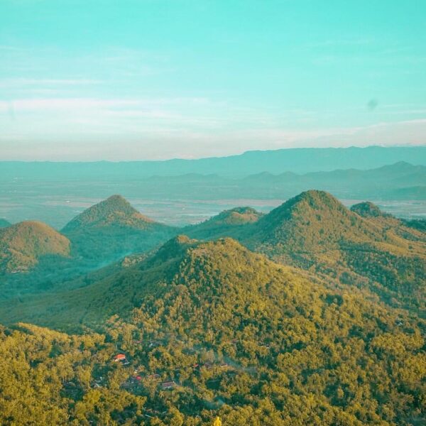Pemandangan di Gunung Cumbri ini memang menakjubkan bukan? 
Tapi bisakah kalian ...