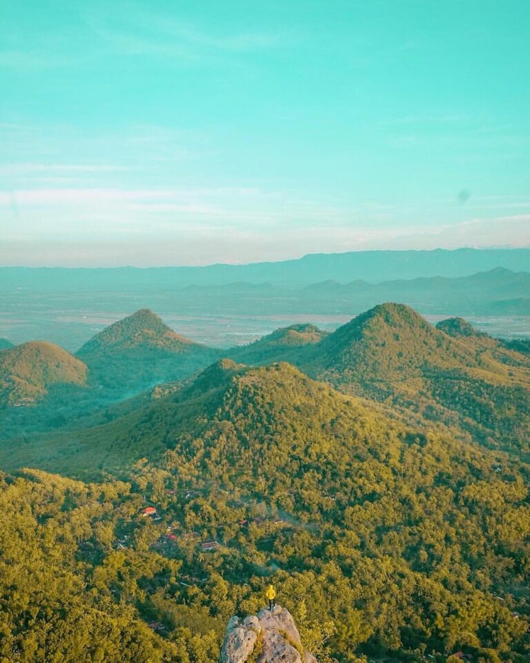 Pemandangan di Gunung Cumbri ini memang menakjubkan bukan? 
Tapi bisakah kalian ...