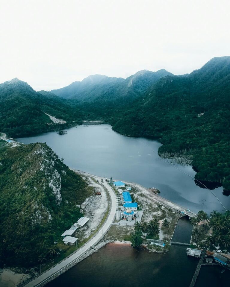 Pemandangan indah ini adalah Selat Lampa di Natuna. Di kawasan Selat Lampa, terd...