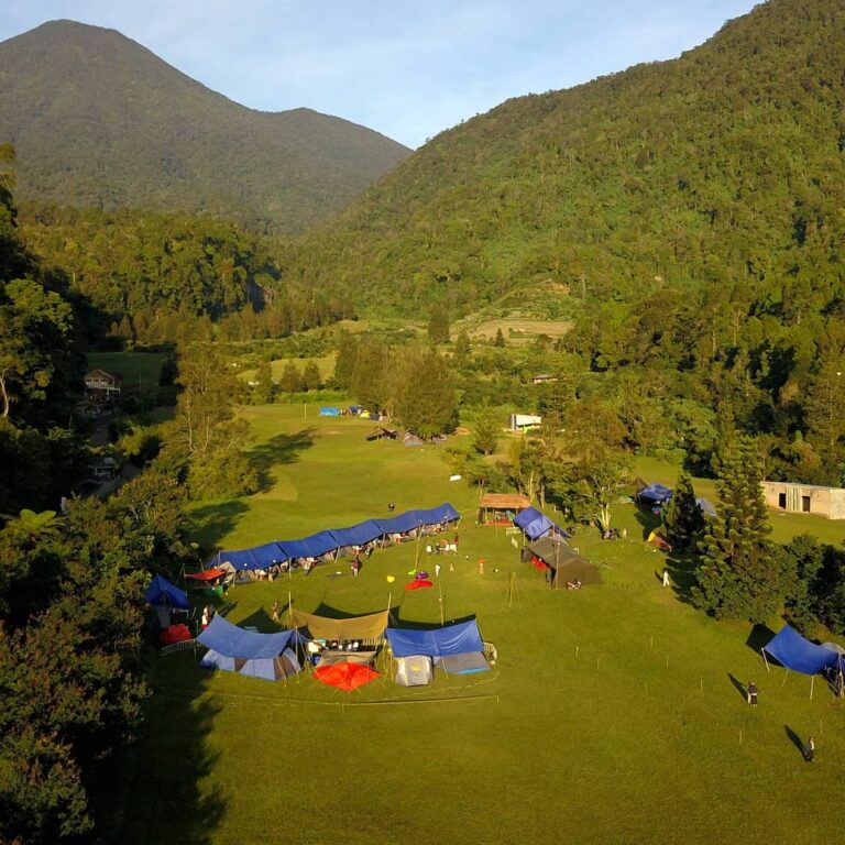 Pengen camping tapi enggak mau ribet? Datang saja ke kaki Gunung Gede Pangrango,...