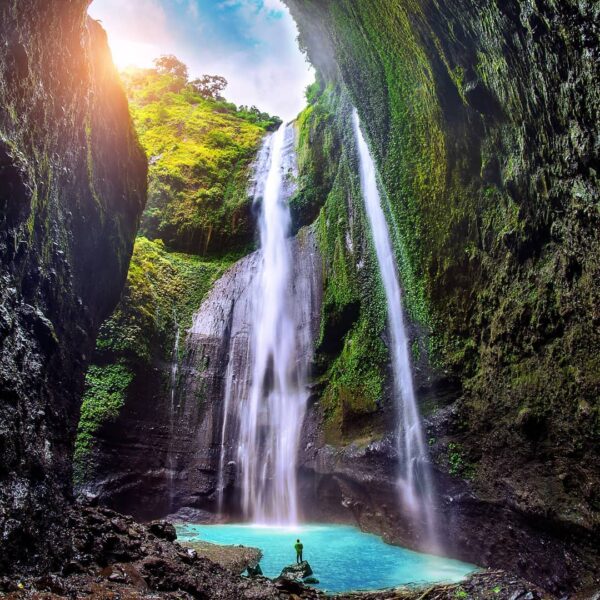 Percaya ada air terjun abadi? Nah, lukisan alam yang satu ini tak jarang disebut...