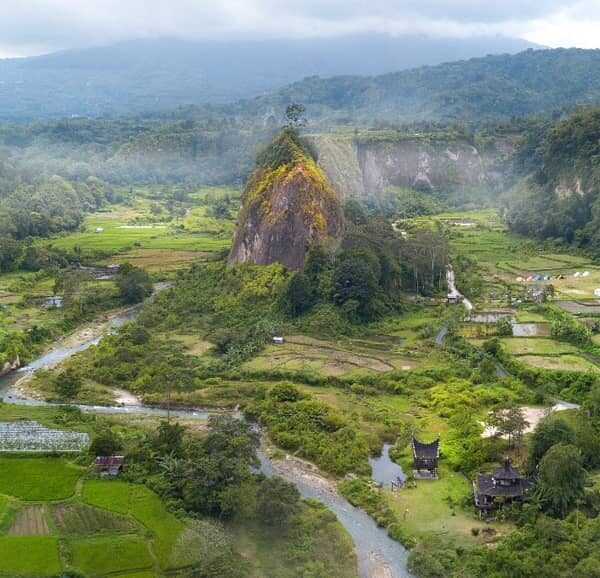 Pernah jalan-jalan ke Bukittinggi? Di sana kalian bisa menemukan lembah curam de...