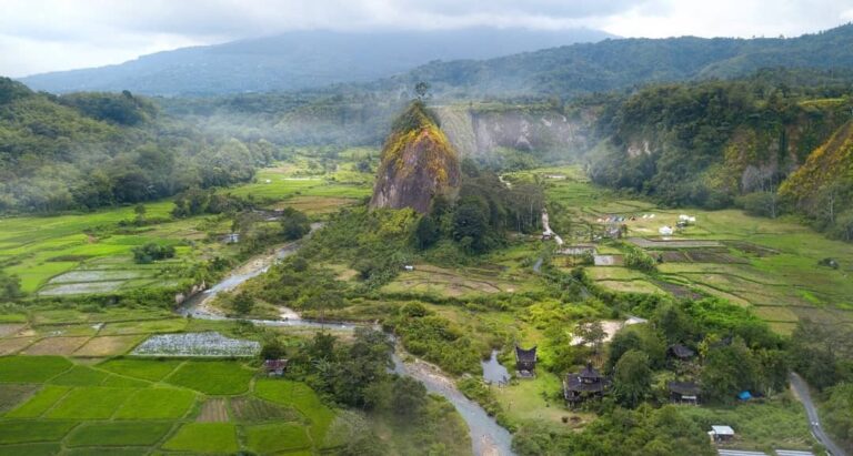 Pernah jalan-jalan ke Bukittinggi? Di sana kalian bisa menemukan lembah curam de...