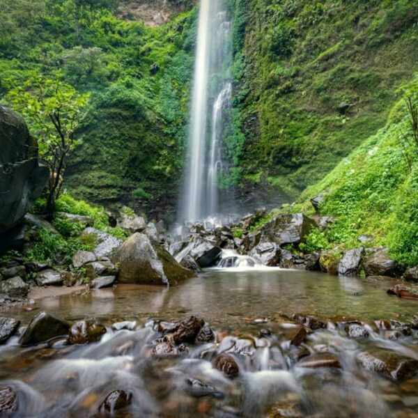 Pernah liat air terjun mengeluarkan aneka warna pelangi? Kalian bisa menemukan f...