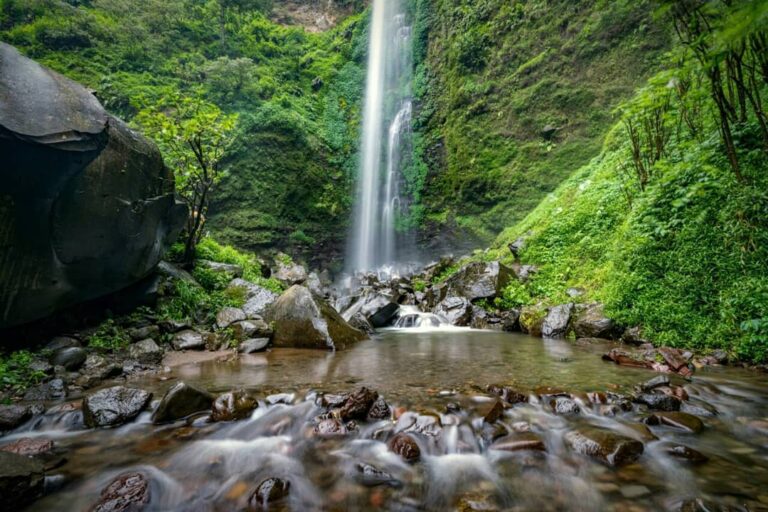 Pernah liat air terjun mengeluarkan aneka warna pelangi? Kalian bisa menemukan f...
