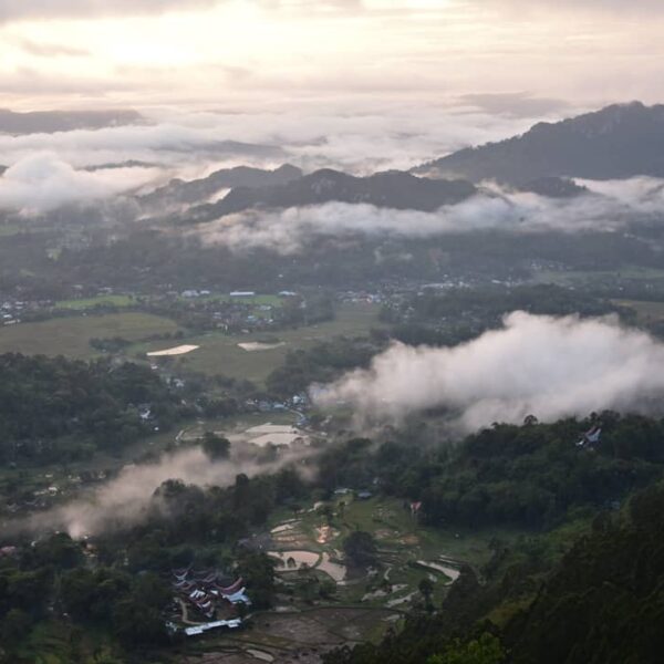 Pernah lihat ‘Negeri di atas awan’?
. 
Toraja punya Kampung Lolai yang memiliki ...