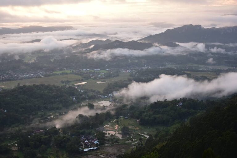 Pernah lihat ‘Negeri di atas awan’?
. 
Toraja punya Kampung Lolai yang memiliki ...