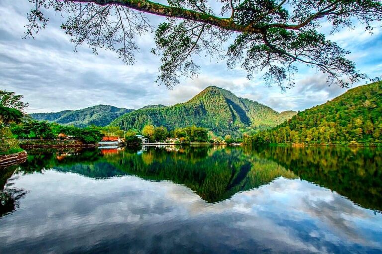 Pernah mendaki Gunung Lawu? Ketemu nggak dengan telaga cantik ini?
.
Telaga ini ...