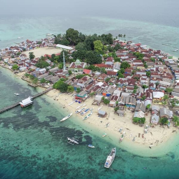 Pesona pulau ini tiada duanya!
. 
Yap, Pulau Saugi di Pangkajene, Sulawesi Selat...