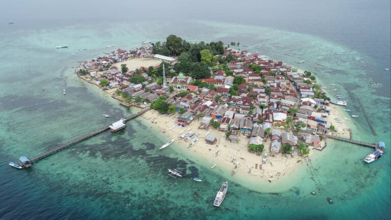 Pesona pulau ini tiada duanya!
. 
Yap, Pulau Saugi di Pangkajene, Sulawesi Selat...