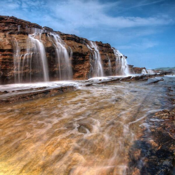 Pilih pantai atau air terjun? Atau, mau keduanya?
. 
Nah, di Pantai Karang Taraj...
