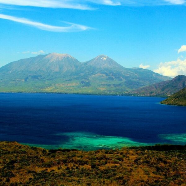 Pulau Konga, Salah satu spot wisata di jalur etape 1 Larantuka - Maumere. 
#Peso...