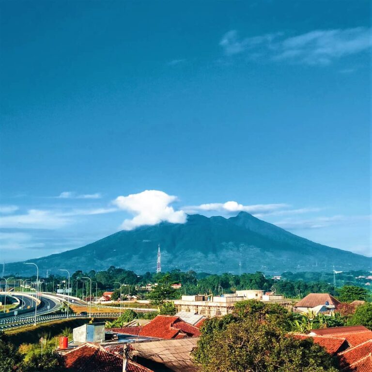 Punya cerita mistis atau horor saat di gunung? Coba share cerita kamu di kolom k...