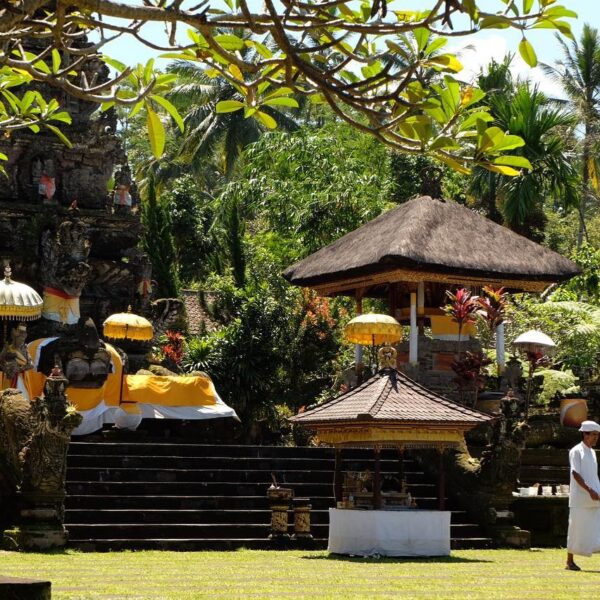 Pura Mandhara Giri Semeru Agung yang terletak di desa Senduro, kecamatan Senduro...