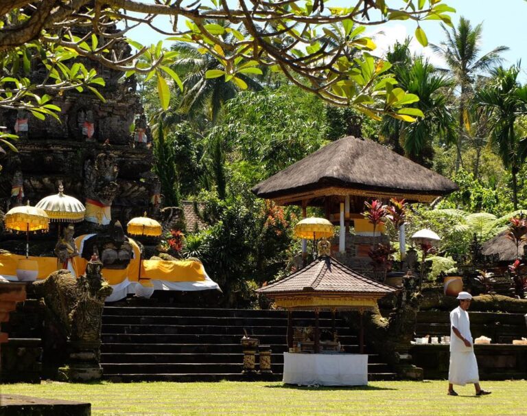 Pura Mandhara Giri Semeru Agung yang terletak di desa Senduro, kecamatan Senduro...
