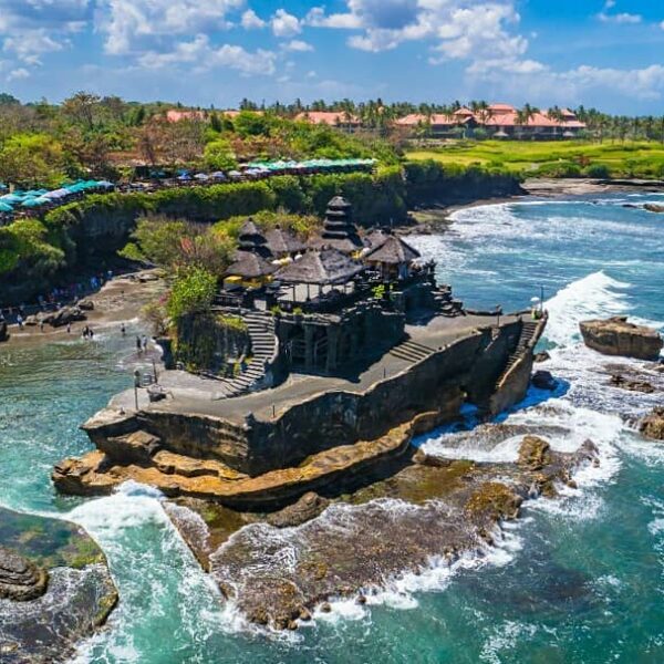 Pura Tanah Lot, salah satu ikon pariwisata pulau Bali yang wajib dikunjungi. Sal...