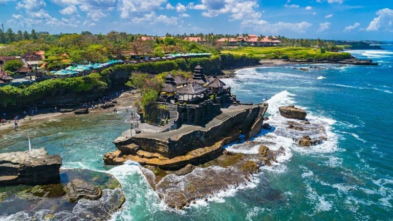 Pura Tanah Lot, salah satu ikon pariwisata pulau Bali yang wajib dikunjungi. Sal...