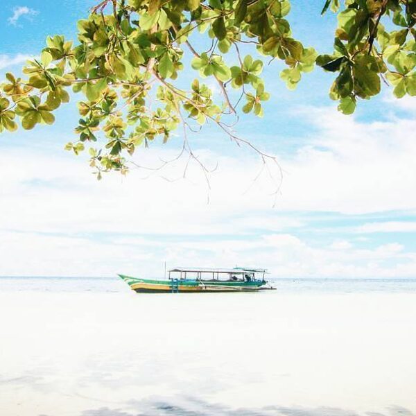 #Repost dari 
.
Di Kepulauan Togean ini banyak banget pantai-pantai berpasir put...