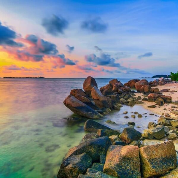 Rindu menikmati es kelapa muda di pinggir pantai? Apalagi sambil menikmati Gongg...