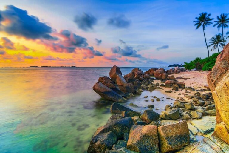 Rindu menikmati es kelapa muda di pinggir pantai? Apalagi sambil menikmati Gongg...