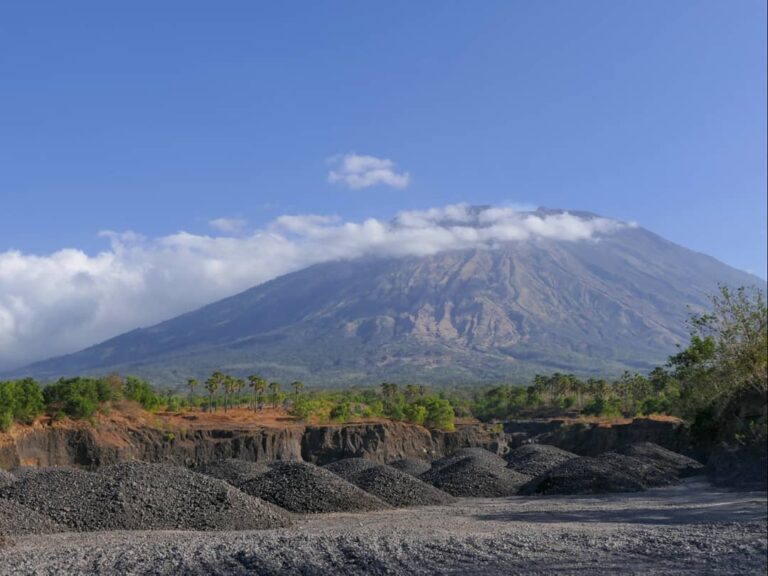 Rindu menyatu dengan alam? Gunung Agung bisa jadi salah satu pilihan terbaik kal...